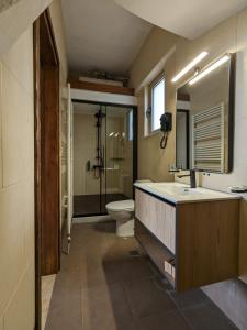 y baño con lavabo y aseo. en Meltemi Apartments, en Skála Néon Kydonión