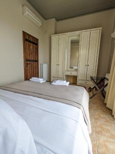Ένα ή περισσότερα κρεβάτια σε δωμάτιο στο Meltemi Apartments