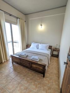 Ένα ή περισσότερα κρεβάτια σε δωμάτιο στο Meltemi Apartments