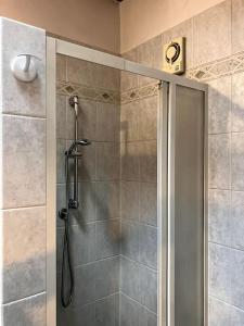 una doccia con porta in vetro in bagno di Casa Vigevanese CIR 018177-LNI-00019 a Vigevano