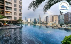 een overloopzwembad met uitzicht op de stad bij Delightful Apartment - Masteri Millennium - FREE Infinity Pool in Ho Chi Minh-stad