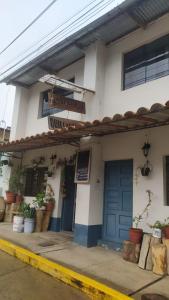un edificio con una puerta azul y un cartel en él en Hospedaje Quillabamba en Santa Teresa