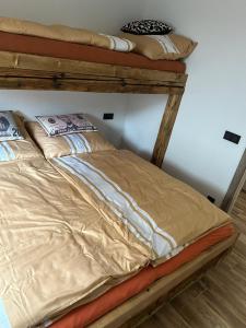 Una cama con dos almohadas encima. en Penzion s rafty, en Vyšší Brod