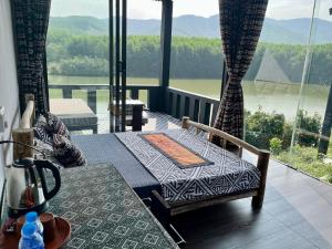 Camera con balcone affacciato sull'acqua. di Nguyen Shack Retreat Resort a Phong Nha