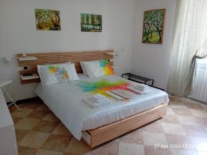um quarto com uma cama com toalhas em IL GIARDINO em La Spezia