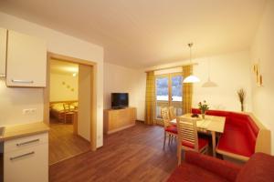 A seating area at Appartements Rabengut