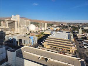 Een luchtfoto van Reno Suites Hotel