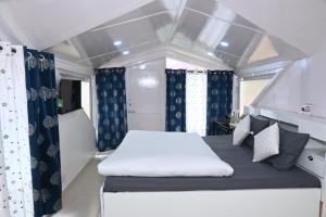 een slaapkamer met een bed achterin een camper bij Om Niwas Homestay in Shimla