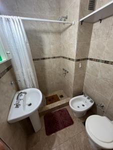 uma casa de banho com um lavatório e um WC em Rosario centro em Rosário