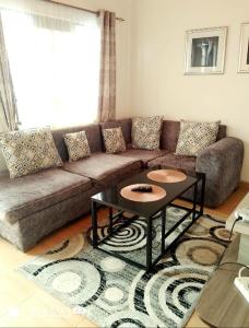 uma sala de estar com um sofá e uma mesa de centro em faraja homes em Kakamega