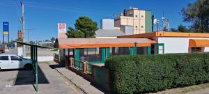 una fermata dell'autobus sul lato di una strada di Hotel y Restaurant Don Quijote a Macachín