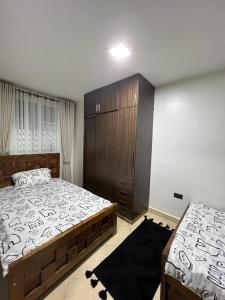 una camera con 2 letti e un armadio in legno di DLK Living a Kira