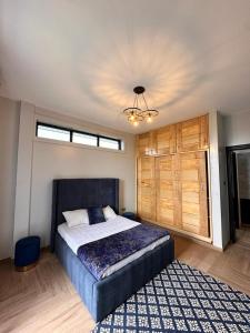 una camera con un grande letto e un soffitto di DLK Living a Kira