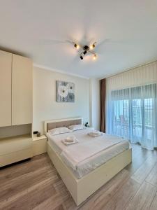 Giường trong phòng chung tại Casa Del Mar Lamera Residence