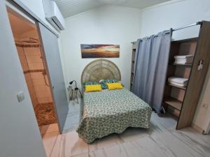 Rúm í herbergi á Plézi Location F3 au bord de mer, Trois-Ilets