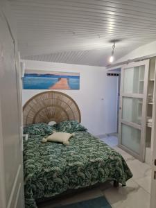 Rúm í herbergi á Plézi Location F3 au bord de mer, Trois-Ilets