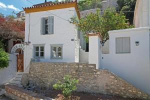 Gallery image of Douskos Citrus Apartments in Hydra