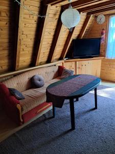 sala de estar con sofá y mesa en Domek Ostrowo en Ostrowo