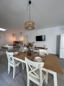 Μια τηλεόραση ή/και κέντρο ψυχαγωγίας στο Apartamentos Turísticos A.Parra