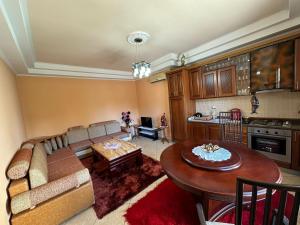 ein Wohnzimmer mit einem Sofa und einem Tisch in der Unterkunft Vila Mani in Durrës