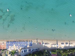 una vista aérea de una playa con sillas y el océano en Semeli’s house en Longá