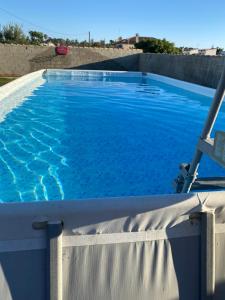 een groot zwembad met blauw water bij Casa campo golf in Chiclana de la Frontera