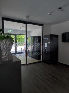 una stanza con una grande porta a vetri con una pianta in vaso di Hotel Nice garni a Ichenhausen