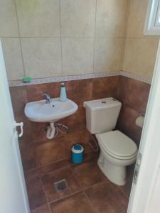 a bathroom with a toilet and a sink at Salon para eventos o reunion empresarial in Plottier
