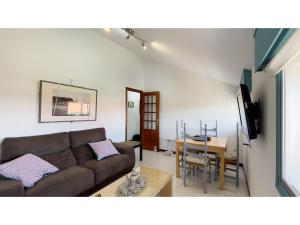 ein Wohnzimmer mit einem Sofa und einem Tisch in der Unterkunft Perbes in Miño