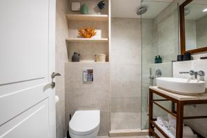 Kylpyhuone majoituspaikassa Marina Studio Apartment