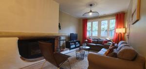 - un salon avec un canapé et une cheminée dans l'établissement Odette du Colorado, vue sur le colorado, jacuzzi, boisé, à Rustrel