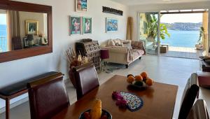 sala de estar con mesa y sofá en Beautiful House with splendid sea views, Calaiza Beach, en La Herradura