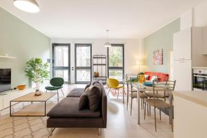 een woonkamer met een bank en een tafel bij Center Apartments Milano - Exclusive Park House Navigli in Milaan