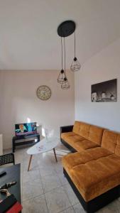 ein Wohnzimmer mit einem Sofa und einem Tisch in der Unterkunft Kofinaki apartment 2 in Tycherón