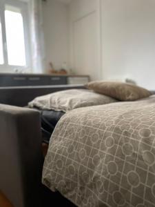 1 Schlafzimmer mit 2 Betten und einem Fenster in der Unterkunft Studio cosy Brétigny in Brétigny-sur-Orge