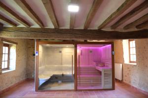 24H LE MANS Château de Lauresse chambres d'hôtes Luxe في لو مان: حمام مع دش مع إضاءة وردية