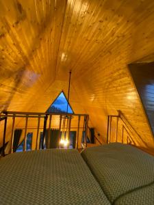 Una cama o camas en una habitación de Lazeti Inn • ლაზეთი ინნ