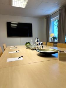 una mesa con un gato sentado encima en Hotell Gillet i Köping, en Köping