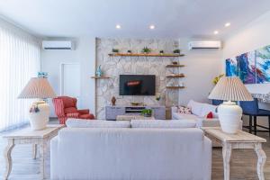 sala de estar con 2 sofás blancos y chimenea en Palacio Blanco Luxury Villa 1 en La Ventana