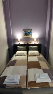 1 dormitorio con 2 camas y toallas. en Olive Tree City Apartment, en Zagreb
