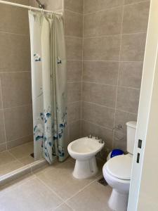 un baño con inodoro y lavabo en Casal Sur, en Potrero de Garay 10 fotos más