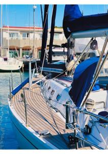 un barco está atracado en el agua con otros barcos en Nuits exceptionnelles à quai à bord d'un Voilier au pied de l'Esterel en Saint-Raphaël