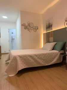 1 dormitorio con 1 cama grande en una habitación en Los Soles Suite Mall del Sol Guayaquil Airport, en Guayaquil
