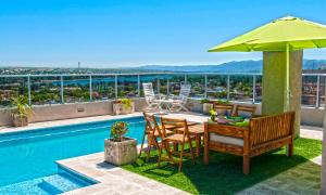 Bazén v ubytování Torre Opera Depto 3º B nebo v jeho okolí