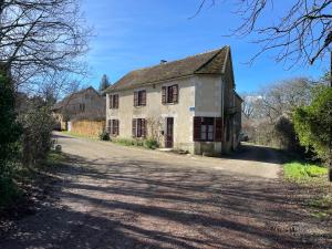 an old house on the side of a road at Gîte La Maison des Poètes de 1 à 6 personnes à Treigny Perreuse in Perreuse