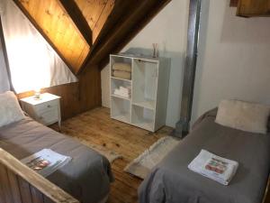 Habitación en el ático con 2 camas y armario en El Amparo en Esquel