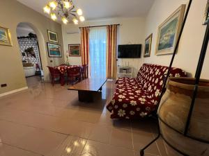 un soggiorno con divano e tavolo di Liu' e il mare a San Leone