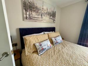 Ένα ή περισσότερα κρεβάτια σε δωμάτιο στο The Lighthouse, Pet friendly lodge on Hoburne Cotswold Holiday Park +28 φωτογραφίες