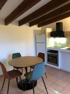 cocina con mesa y sillas en una habitación en CASAPIANA 05, en San-Gavino-di-Carbini