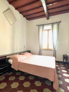 una camera con un letto e una grande finestra di Siena Apartment 2 Parcheggio privato e giardino a Siena